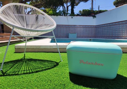 piscina con cesped artificial